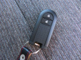 電子カードキーを携帯していればスイッチひとつでドアの施錠開錠、ブレーキを踏みながらエンジンの始動が出来ます。