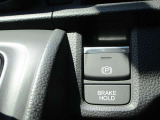 ボタン一つで操作する電子制御パーキングがついてるので運転席の足元は広々してます。