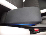 運転席と助手席の間にはOP品のアームレスト装備。USBソケットも装備です。