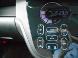 ◆オートエアコン◆操作性と視認性に優れたタッチ式。凹凸が少なく、お掃除が楽に出来ます。車内に取り入れる外気をきれいにして安心してお出かけ出来ます!