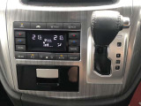 エアコンはデュアルオートエアコンです(^-^)温度調節も細かくできるので車内を快適な温度にできますよ(*^^*)人気の装備です☆シフトも軽くで操作しやすかったです☆