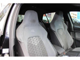 フロントシート。Rライン専用ファブリック&マイクロフリース素材のスポーツシート。シートヒーター(運転席/助手席)装備。