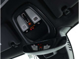 運転席のルーフには室内照明だけでなくSOSの通報ボタンが装備されています 事故の際にはワンプッシュでレスキューと通話が可能です