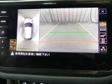 ★リアビューカメラが装備されています。車両後方の映像とガイドラインを表示し、車庫入れなどの安全確認をサポートします。