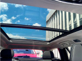 ◆サンルーフ/UVカット仕様の電動パノラマガラスサンルーフ。澄みきった青空を車内に取り入れ、爽快感あふれる毎日に