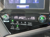 運転席側・助手席側それぞれに温度設定ができる、風量自動調整の快適オートエアコンを装備。