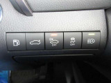 先行車の有無や対向車のライトを認識し、ヘッドランプの上下の向きを自動で切り替えします。