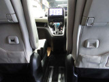 運転席・助手席シートバックにUSBを完備 後部座席で携帯やゲーム機の充電が可能