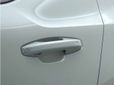 キーレスエントリー搭載。キーを持ったままドアノブを握れば自動で開錠〜エンジン始動までスマートに操作が可能です。ロック時はドアのセンサー部に軽く触れるだけで施錠されます。