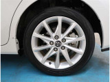 【タイヤ・ホイール】タイヤサイズ215/50R17の純正アルミホイールです。タイヤ溝は約5mmになります。