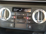車内空間を適切な温度に調整してくれるオートエアコンです。