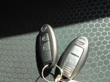 ◆インテリジェントキー◆荷物を持っていてもキーを身に着けているだけでロックを解錠することができ、キーを出さずにプッシュエンジンスターターを押すだけで車を発進できる優れものです!