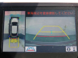 車両を上から見たような映像をナビ画面に表示することによって駐車場や交差点で、周囲の安全確認をサポートします。