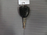 キーレスエントリーです。キーにあるボタンを押すだけでドアの施錠と解錠ができるので便利です。