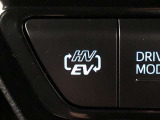 動力切り替え「EV/HVモード切替スイッチ」。長押しすると、ハイブリッド走行中にエンジンで発電して充電できる「バッテリーチャージモード」に。