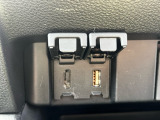 USBがついているのでスマホによる音楽再生や長距離ドライブでバッテリーの残量が減ってしまった時、移動時間に車内で充電することができるのでとても便利です。