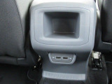 後部座席でも携帯電話などの充電ができます(TypeC対応)。スペースは小物入れです。