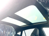【調光パノラマルーフ】車内の解放感が一気に上がる大型パノラマルーフに調光機能がプラス!日差しが強い時、シェードを閉めなくてもガラスの透明度を調整することで心地よい明るさに♪