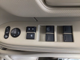 運転席のスイッチで全てのウィンドウの開閉操作を行うことができます。ロックボタンをONにしておくと、運転席以外のウィンドウは作動しないのでお子様を乗せているときなども安心ですね♪