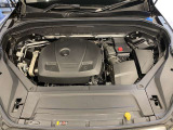 ハイパワー2リッターターボ+スーパーチャージャー付ガソリンエンジンはスムーズな加速感が特徴です。