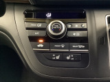 エアコン操作パネル内のシートヒータースイッチは運転席用で2段階の温度設定ができます。