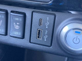USBポートも二口ありますので同乗者の方と同時充電もできますよ