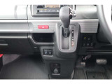 運転席左側には、オートエアコンの操作パネルとシフトノブがあります。運転席・助手席のシートヒーターは人気の装備となります。