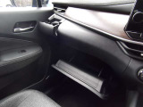グローブボックスには車検証入れ等を入れられます。カップホルダー装備 (運転席側にもございます。)
