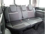 【サードシート】サードシートはリクライニングが可能な3人掛けシートになります。