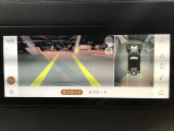 サラウンドカメラ(360°カメラ)『車載のカメラを駆使し、車を真上から見下ろしている映像に変換、センターディスプレイに表示させ、安全な駐車をサポート。縦列駐車や狭い場所への駐車に大きく役立ちます。