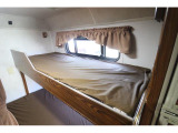 2段ベッドの上段ベッドサイズは73cm×186cm程です。
