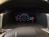 スピードメーターを大きく配した見やすいメーター部になっています。右側のインフォメーション画面でオドメーターや燃費などの情報を確認できます。