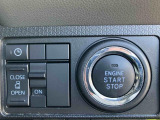 エンジン操作は、スイッチだけの”プッシュボタンスタート“を装備!もうバッグから鍵を取り出さなくてもいいんですよ♪その他、運転席には障害物センサーやアイドリングストップなどの、主電源スイッチもご用意