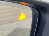 【ブラインドスポットモニタリング】レーダーにより隣車線の車両を検知。車両を検知した側の表示灯が点灯。車両を検知している側に車線変更をしようとした場合、ブザーと表示で危険をお知らせします。