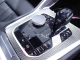 ステップトロニック付きオートマティックと I ドライブコントローラー、モニターの操作はこのコントローラーで行いナビやラジオ、車両状況の把握や点検時期の把握までいろいろなことができます。