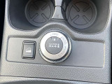 オールモード4WDi”なので{AUTOモード}に設定しておけば路面状況に応じて車両が2WD⇔4WDの駆動配分を行います。(2WD.4WDの固定モードも御座います) ・カップホルダーは保冷・保温機能付き