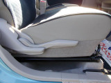 シートリフタ―装備☆シート位置の細かい設定が可能なので小柄な方でも見やすい位置にポジショニングができますよ☆