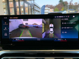 リヤ・ビュー・カメラ(予想進路表示機能付):車両後方の障害物や歩行者をコントロール・ディスプレイに表示。予想進路表示機能により、目標とする駐車スペースに十分な広さがあるか確認することができます。