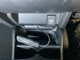 AC電源はUSBのアダプターなどをつければ、スマホの充電にも使えます。周辺には物が置けるボックスやカップホルダーがついています。