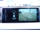リヤビューカメラはガイドライン付きハンドル操作に連動して進行方向を示してくれます。