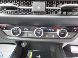 左右独立温度コントロール式フルオートエアコンです。前席シートヒーター付き。