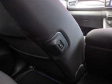 助手席の右サイド部にはリヤシート用のヒータスイッチが付いています。全席にシートヒーターが付いていますので寒い時期などは便利です。