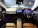 BMWOS8を搭載したカーブドディスプレーは10.25インチ・10.7インチスクリーン。広々とした開放感のある空間とモダンなデザイン、革新的な機能が融合した室内。