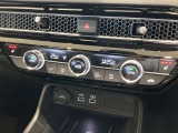 プラズマクラスター搭載フルオートエアコンディショナーとなっております。運転席と助手席でそれぞれで温度設定ができますので、快適にドライブをすることができます。