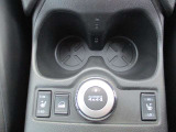オールモード4WDi”なので{AUTOモード}に設定しておけば路面状況に応じて車両が2WD⇔4WDの駆動配分を行います。(2WD.4WDの固定モードも御座います) ・カップホルダーは保冷・保温機能付き