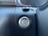【インテリジェントキー】 ドアロックの開閉やエンジンスタートの操作までもボタンひとつでOKなんです。お買い物で、両手が塞がっている時もキーをポケットに入れていればボタン一つでドアロックを開閉出来ますよ