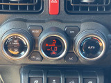 設定した車内温度を保ち、風量、風向を自動調整!便利なオートエアコン付!