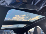 【調光パノラマルーフ】車内の解放感が一気に上がる大型パノラマルーフに調光機能がプラス!日差しが強い時、シェードを閉めなくてもガラスの透明度を調整することで心地よい明るさに♪