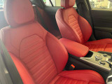 VELOCE専用の赤革スポーツシートが採用されております。