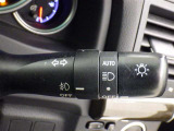 車外の明るさに応じて、自動的にライトの点灯・消灯をしてくれるオートライト付き